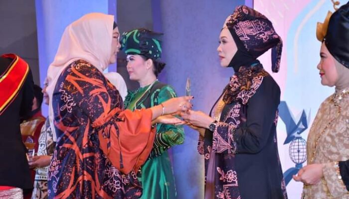 Ketika Para Kepala Dinas Pemko Padang Berlenggok di Atas Catwalk, Tak Disangka Ibu-Ibu Cantik Layaknya Model