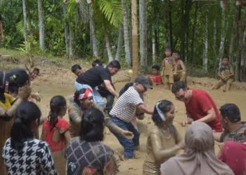 FOTO-FOTO: Serba-serbi Kemeriahan 17 Agustus di Sawahlunto, Walikota Deri Asta Main Lumpur Tarik Tambang