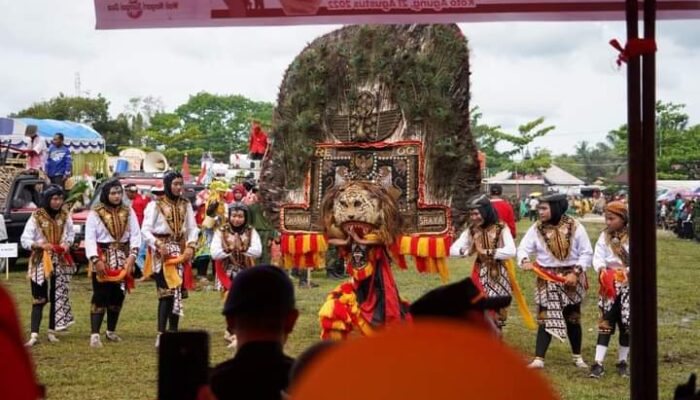 FOTO-FOTO: Beragam Atraksi Budaya Daerah Tampil Memukau di Karnaval Kemerdekaan di Dharmasraya