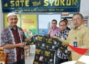 Taat Pajak, Sate Mak Syukur Terima Hadiah Seragam Batik Canting Buana dari BPKD Padang Panjang