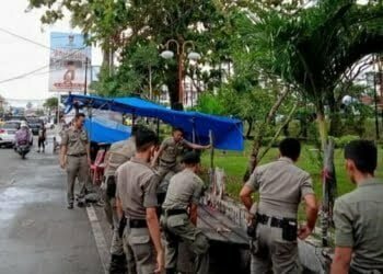 Tutupi Keindahan Taman Nanggalo, 13 Lapak PKL Dibongkar Satpol PP Padang