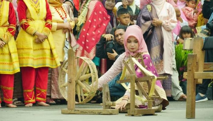 1.000 Songket Meriahkan “Pandai Sikek Festival” di Pasar Tradisional X Koto Tanah Datar