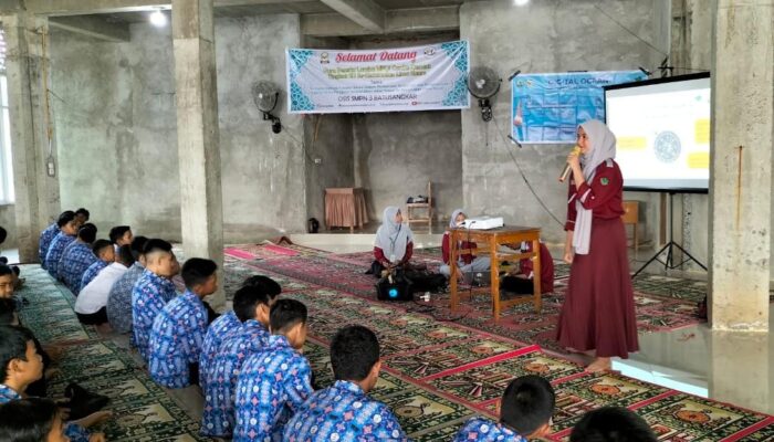 Sadar Efek Positif/Negatif Teknologi Informasi, Mahasiswa KKN Unand Edukasi Dunia Digital Bagi Remaja Nagari Limo Kaum
