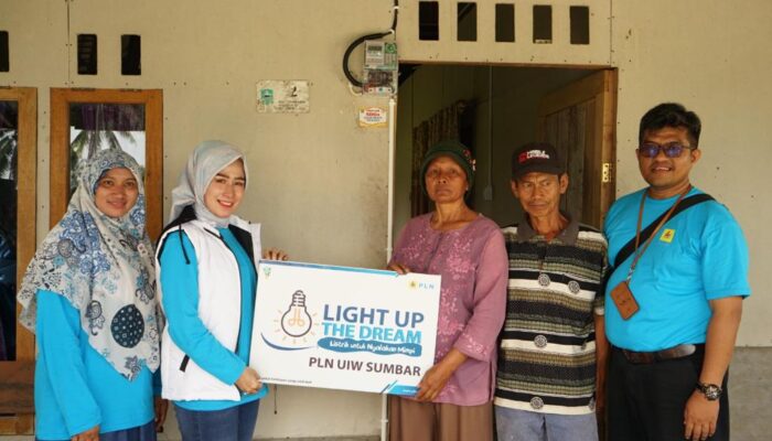 Program LUTD PLN Sumbar Terus Berlanjut, Giliran Donasi Istri Karyawan PLN Terangi Rumah Warga di Selayo Solok