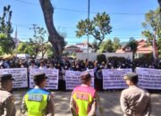 Batal! Wali Kota Padang Tak Hadir Saat Rapat Paripurna, Guru Honorer Ramai-Ramai Geruduk Gedung DPRD