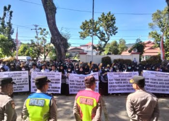 Batal! Wali Kota Padang Tak Hadir Saat Rapat Paripurna, Guru Honorer Ramai-Ramai Geruduk Gedung DPRD