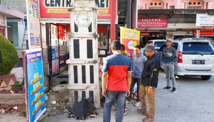 Miniatur Jam Gadang di Batas Kota Bukittinggi Terbengkalai