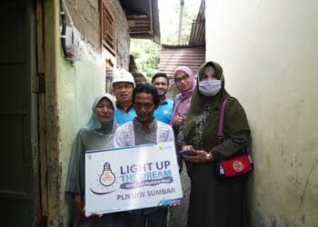 Berkah 17 Agustus, 41 Warga Kurang Mampu di Sumbar Kini “Merdeka” dari Kegelapan Usai dapat Sambungan Listrik Gratis LUTD PLN