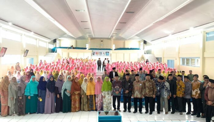 Keluarga Besar KH Imam Zarkasyi Berkunjung ke Perguruan Diniyyah Puteri