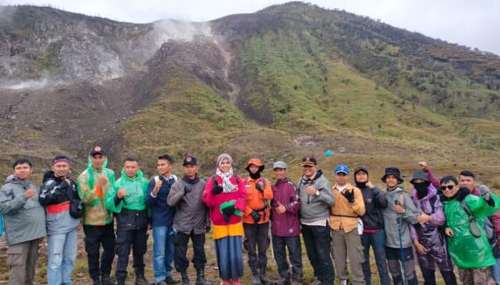 HUT ke-77 RI, Penggiat Alam Tanam Pohon di Gunung Talang