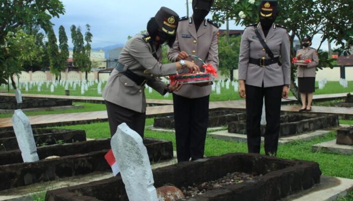 Hari Jadi Polwan Ke-74, Polwan Polda Sumbar Gelar Ziarah di TMP Kusuma Bangsa Lolong