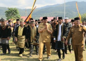 Apresiasi Acara Bakaua Adaik di Jambulipo Sijunjung, Gubernur Mahyeldi: Ini Bukti Menjaga Kearifan Lokal