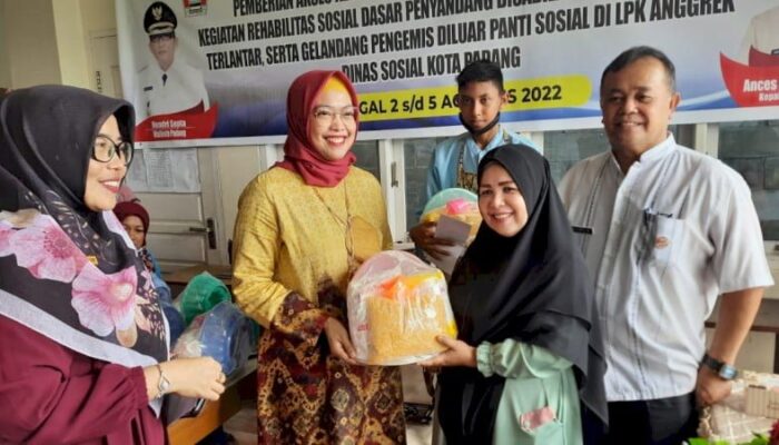 LKKS Kota Padang Latih Keterampilan Buat Kue Bagi Penyandang Disabilitas