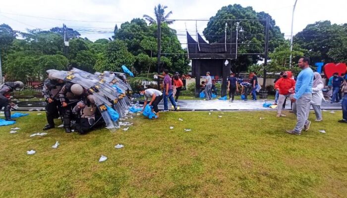 Ratusan Massa Datangi Polres Lima Puluh Kota, Unit Dalmas Diturunkan Lengkap dengan Tameng