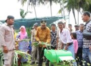 Walikota Genius Umar Bantu Alat Pakan Ternak untuk Kelompok Tani Lapai Saiyo Desa Cimparuah Pariaman Tengah