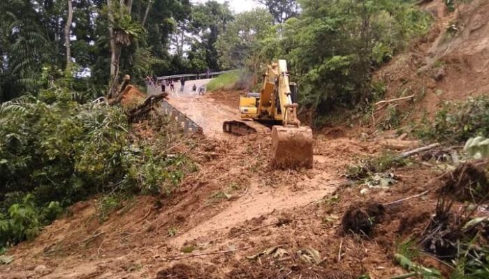 Gerak Cepat PUPR dan Damkar Padang, Jalan Sungai Pisang-Mandeh Terbuka Kembali Pasca Longsor
