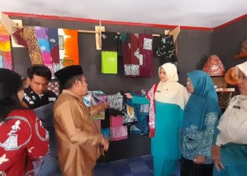 UP2K Sariak Sarumpun Nagari Batu Taba Batipuh Tampilkan Batiak Biliah Disalo Jariamun saat Penilaian TP PKK Tanah Datar