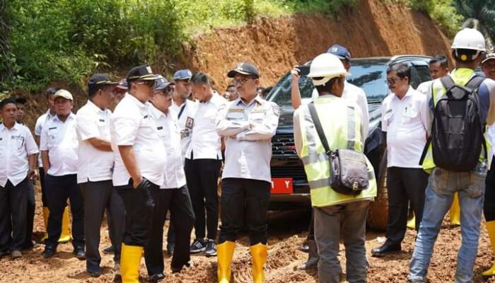 Cek Progres Jalan Tembus Solok Selatan-Dharmasraya, Bupati Khairunas Ingatkan Kontraktor Bekerja Sesuai Kontrak!