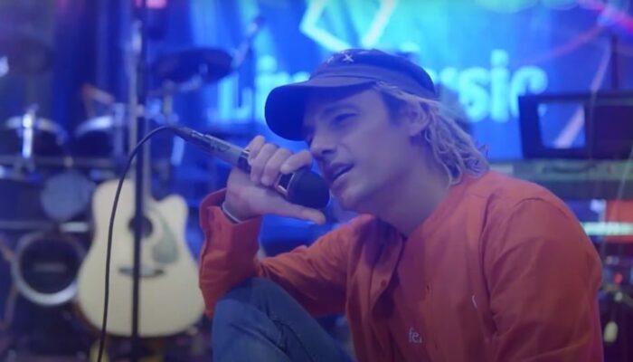 Viral! Bule Italia Nyanyikan Lagu Minang Berjudul “Raja Pareman”