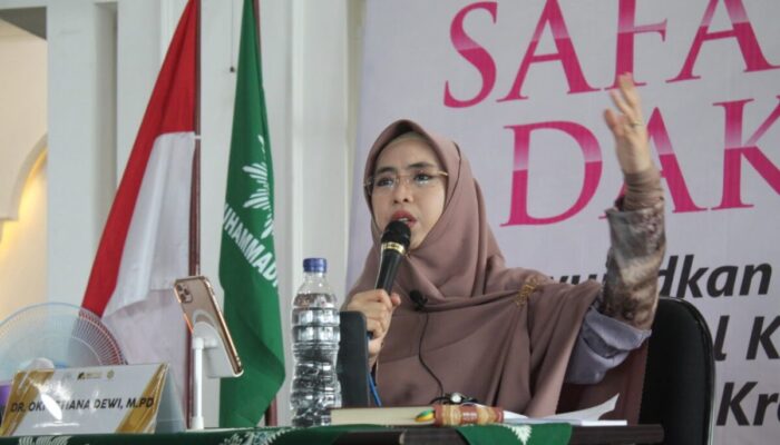 Safari Dakwah di Pontren Kauman Padang Panjang, Ustadzah Oki Septiana Dewi Ingatkan Amalan “Doa Anak Shaleh”