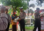 POLRI PEDULI: Giliran Polres Dharmasraya Bagikan Ratusan  Paket Sembako untuk Tukang Ojek dan Sopir Truk