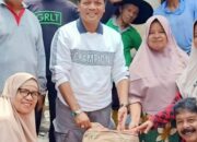 Mantan Bupati Lima Puluh Kota Irfendi Arbi Serahkan Bantuan untuk Korban Kebakaran