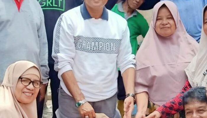 Mantan Bupati Lima Puluh Kota Irfendi Arbi Serahkan Bantuan untuk Korban Kebakaran