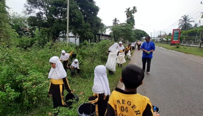 Pesan Siswa SDN 04 Sitiung Dharmasraya: Bapak/Ibu, Jangan Buang Sampah Sembarangan Lagi Ya!