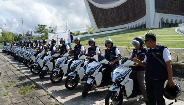 Tes Ketangguhan Molis, PLN Ajak Warga Touring Keliling Kota Padang Gunakan Sepeda Motor Listrik
