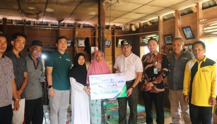 Serahkan Santunan BPJS Ketenagakerjaan, Wabup: Komitmen Pemkab Berikan Jaminan Sosial Kepada Warga