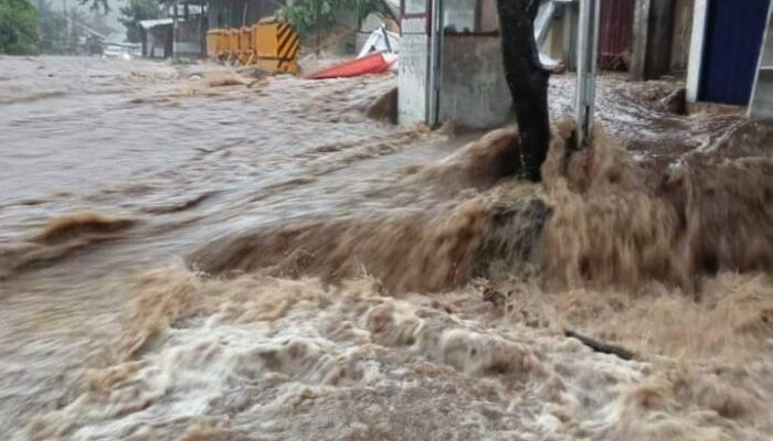 Hujan Deras, Sungai di Pasaman Barat Meluap Genangi Jalan dan Huntara Dibawa Arus