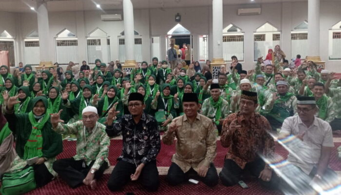 Dilepas Walikota Hendri Septa, Cahaya Madinah Mandiri Berangkatkan 80 Jemaah Umrah Padang ke Tanah Suci