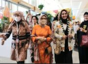 Dipimpin Istri Wagub Fitri Amalia Audy, Ibu-ibu Indo Jalito Tampil Menawan di Fashion Show “Solok Bersolek” Jakarta