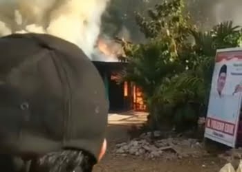 Musibah di Minggu Sore, Tiba-tiba Api Muncul Melalap 1 Rumah Warga di Sitiung 2 Dharmasraya