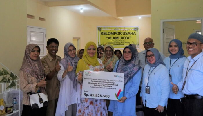 Bantu KUBE Alami Jaya Rp49 Juta, Manajer TJSL PLN Sumbar: Listrik Berkembang Bersama Usaha Masyarakat