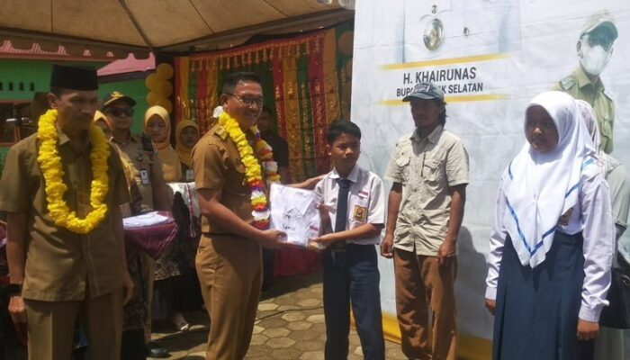 Solok Selatan Realisasikan Program Seragam Sekolah Gratis