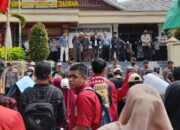 Tolak Kenaikan BBM, IMM Bukittinggi Gotong Keranda Mayat ke Kantor DPRD