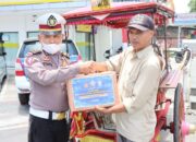 HUT Lalulintas Ke-67, Satlantas Polres Bukittinggi Bagi-Bagi Sembako