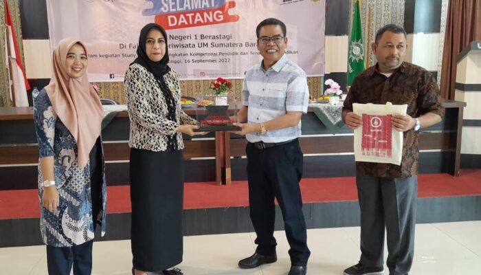 SMKN 1 Berastagi Kagumi Kebersihan Kampus UM Sumbar