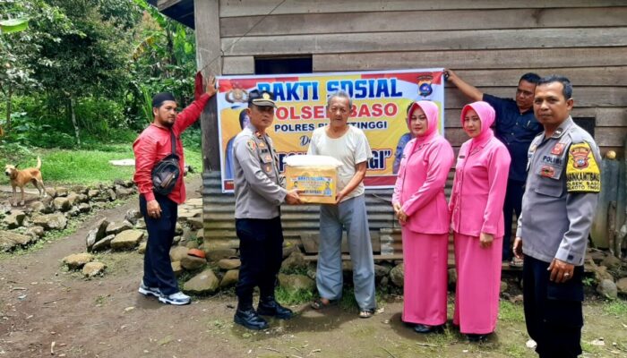 Polri Berbagi, Polsek Baso Serahkan Bantuan Sembako
