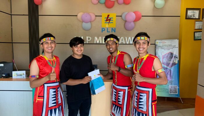 FOTO-FOTO: Surprise dari PLN di Hari Pelanggan, Pegawai Pelayanan Berpakaian Adat di Masing-masing Daerah