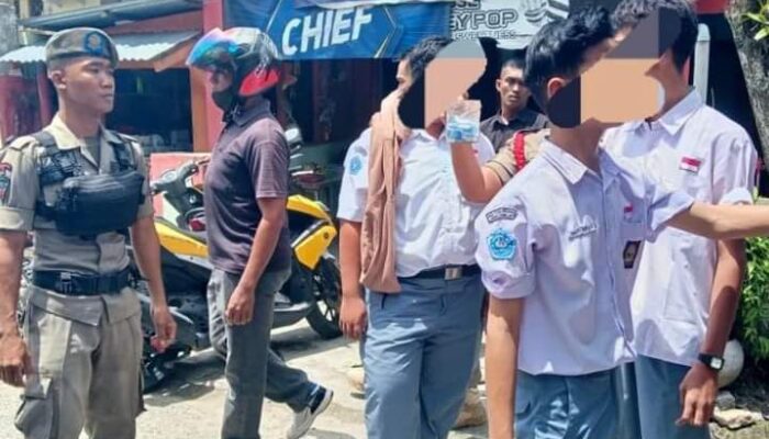 Asyik Main Domino di Waktu Belajar, Belasan Siswa Dicokok Pol PP di Kawasan Ulak Karang Padang