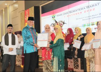 Dari Camat Berprestasi, Perempuan Tangguh Hingga Siswa Paskibraka Terima Hadiah dari Gubernur Mahyeldi