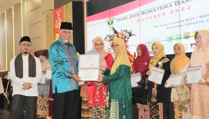 Dari Camat Berprestasi, Perempuan Tangguh Hingga Siswa Paskibraka Terima Hadiah dari Gubernur Mahyeldi