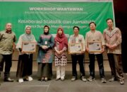 Wartawati Haluan, Yesi Deswita Terima Penghargaan dari BPS Sumbar