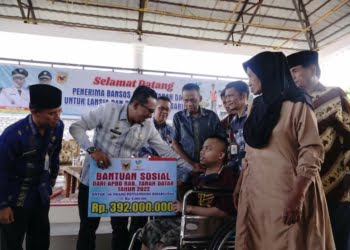 Serahkan Bansos, Bupati Tanah Datar Ajak Lansia dan Penyandang Disabilitas terus Semangat