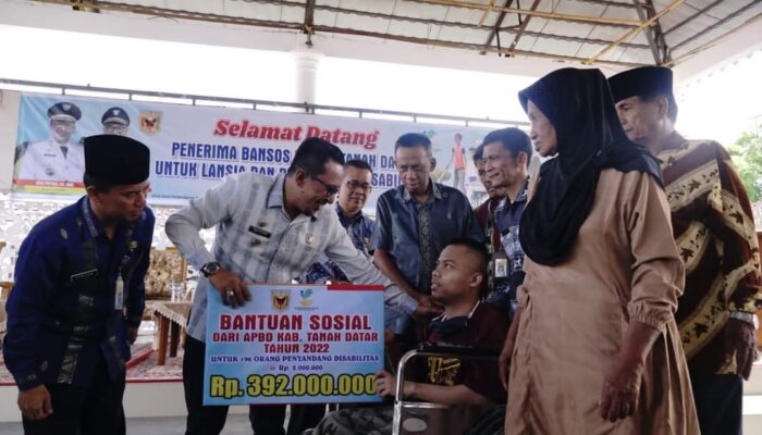 Serahkan Bansos, Bupati Tanah Datar Ajak Lansia dan Penyandang Disabilitas terus Semangat