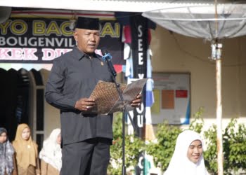 Anggota DPRD Agam Epi Suardi Jadi Pembina Upacara di SMK Bougenville