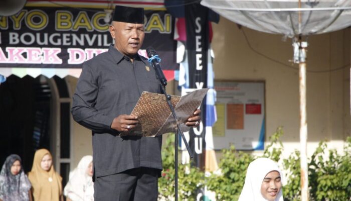 Anggota DPRD Agam Epi Suardi Jadi Pembina Upacara di SMK Bougenville