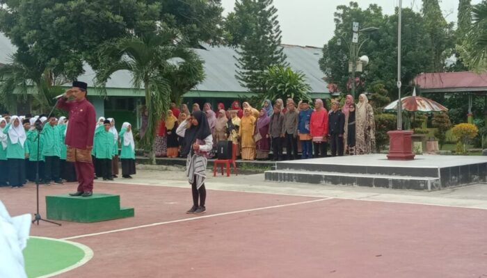 Hari Sumpah Pemuda, Guru dan Murid SD di Dharmasraya Berpakaian Adat Nusantara